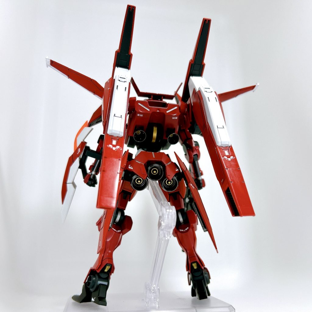 背面のこのアングル、差し色のゴールドがチラ見えするブースターが溜まりません・・・!!