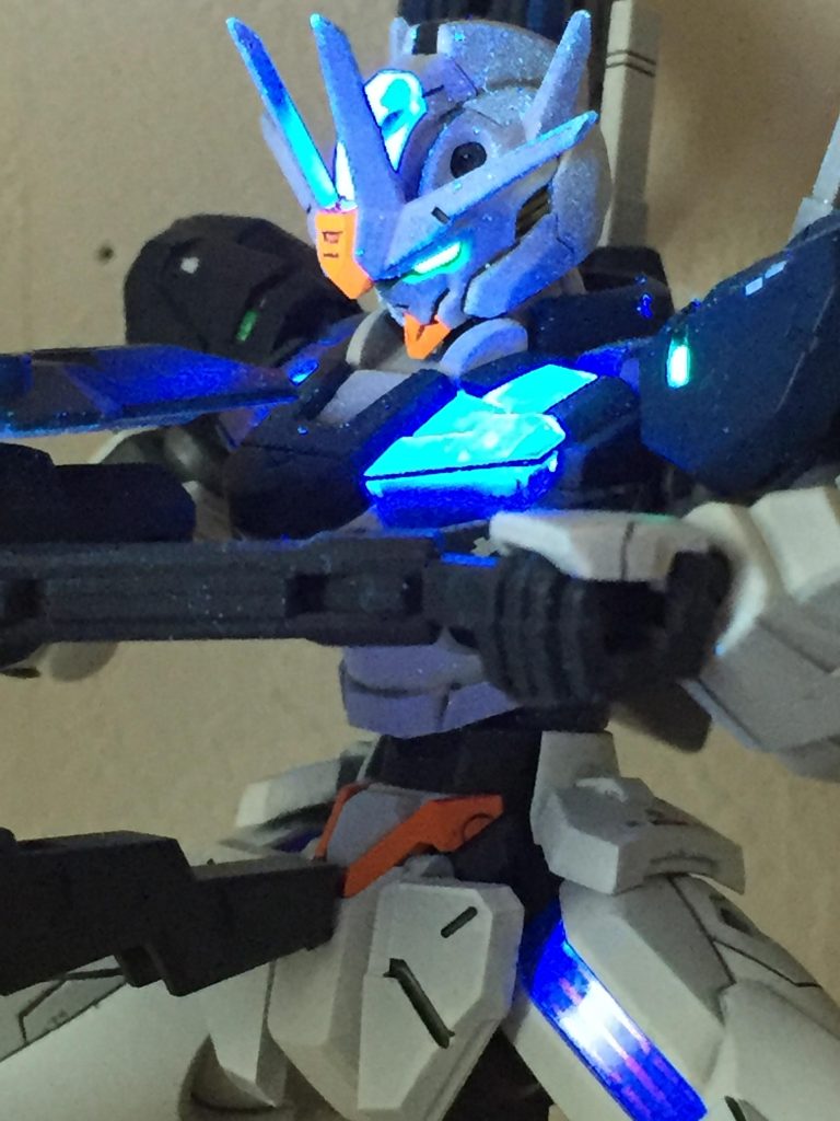 強いブラックライトだと赤まで光ってしまいました。