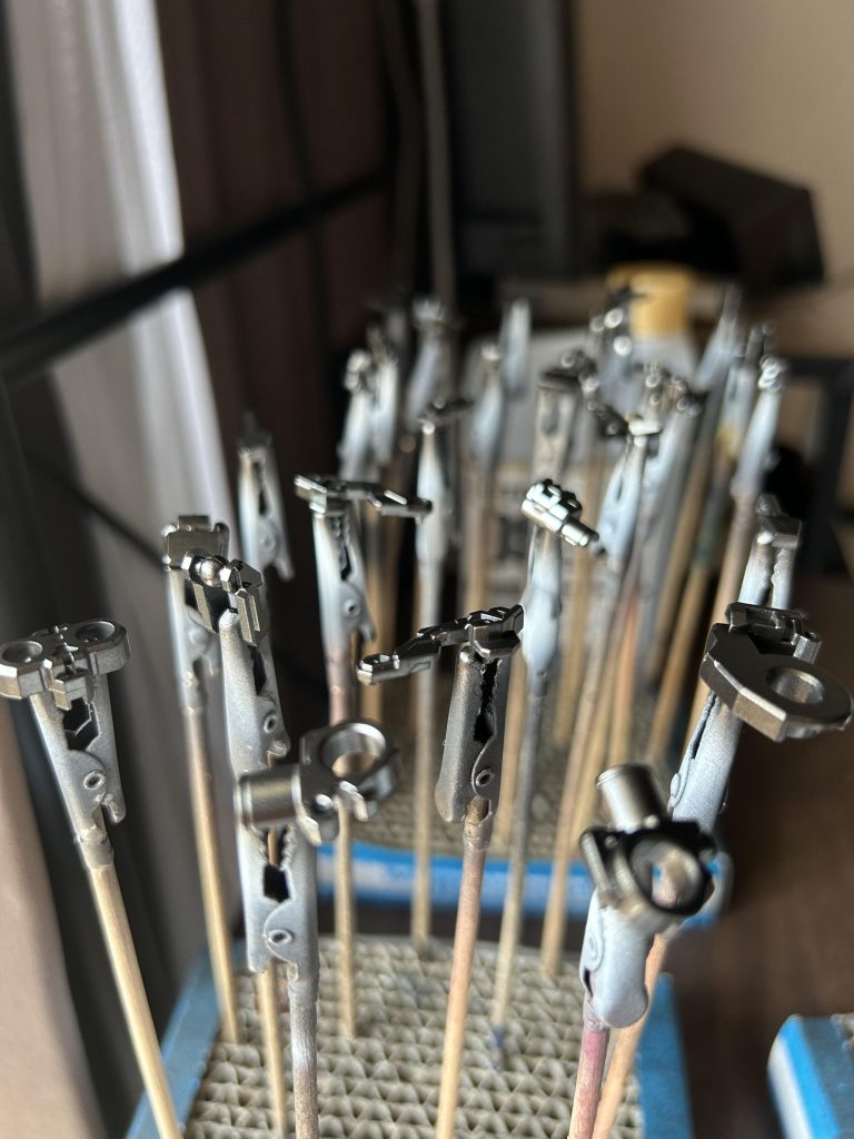 内部フレームは主張強めのスターブライトジュラルミンで塗装。下地サフは適当に。