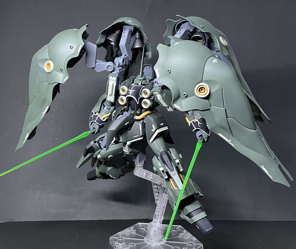 それにしても、やはりデカいですね。この特徴的なフォルムを活かすポージング、アングル、難しいです。