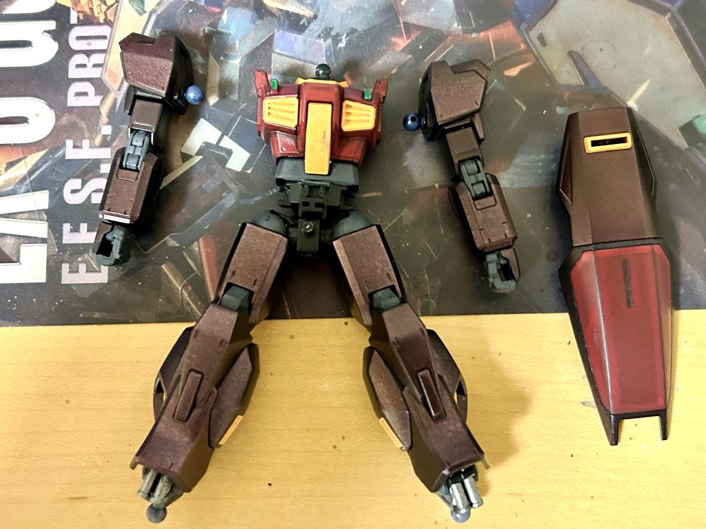 この時点では胴体の赤がやけに明るくなってしまっている。そもそも、茶色に見える部分も、ルビーレッドのハズだったのに。