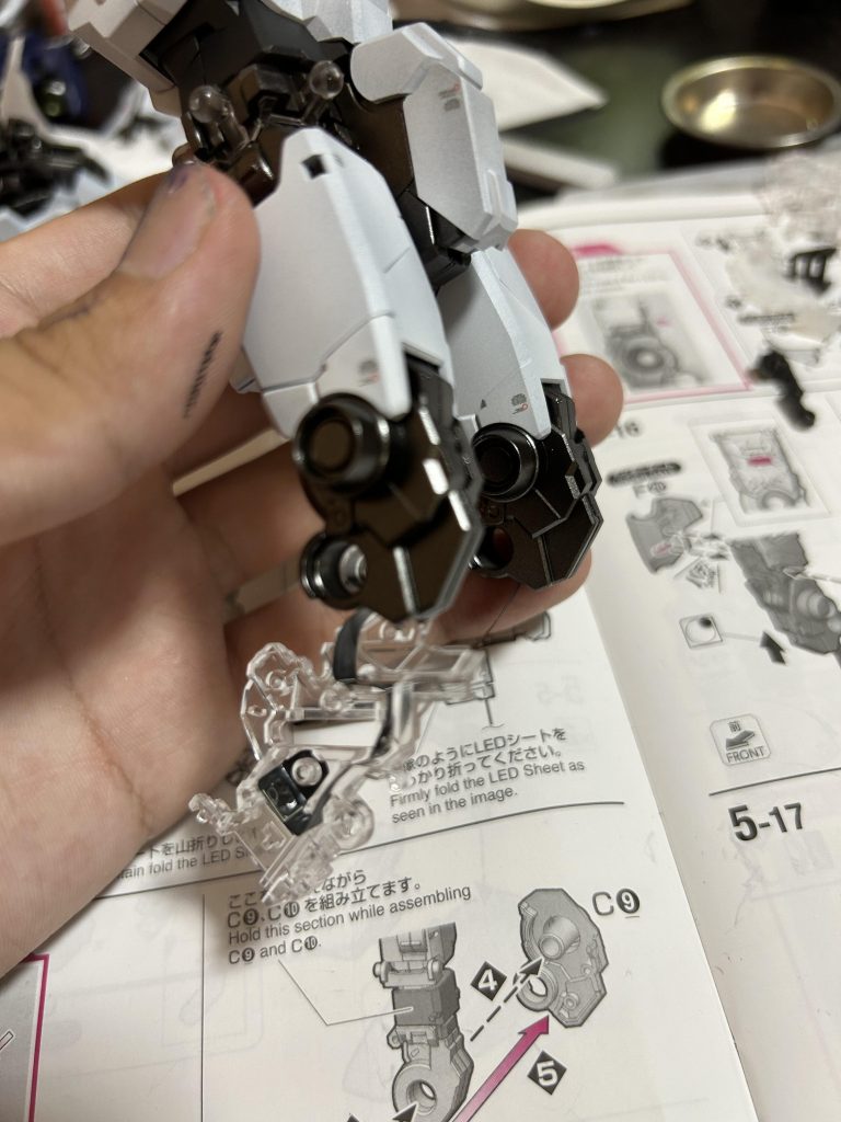 塗装とデカール貼りが終わるとここから地獄の組み立て。テープ状のLEDを仕込むのが案外難易度が高くて初心者の方には少し優しくないかも、、、