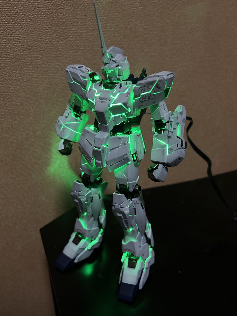 本体の組み立てが完了し、ユニコーンモードで点灯。この時点でかなり達成感がありました笑