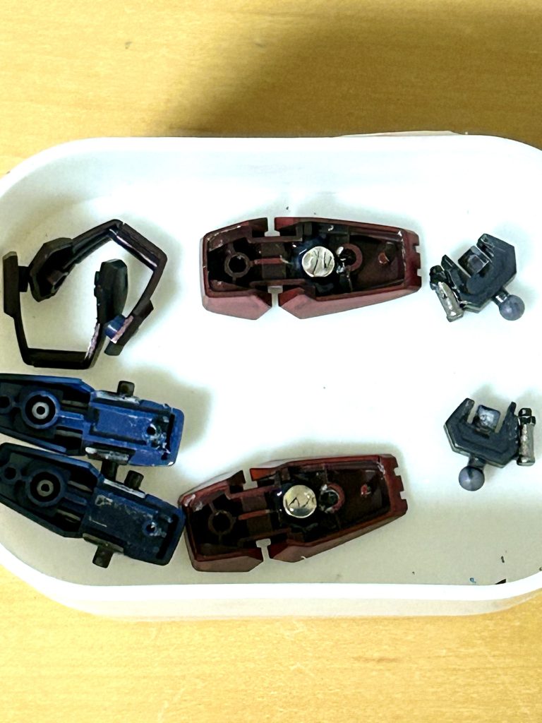 実は足底にマグネットを仕込んであります。次回作の為の仕込み。