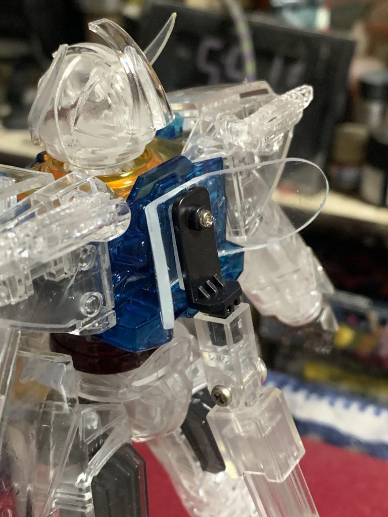 月光蝶エフェクトを取り付けるパーツはアクションベースの取付けパーツも兼ねています。タミヤの透明プラ板1.7ミリを熱曲げしてアクションベースのビス止めパーツで固定。