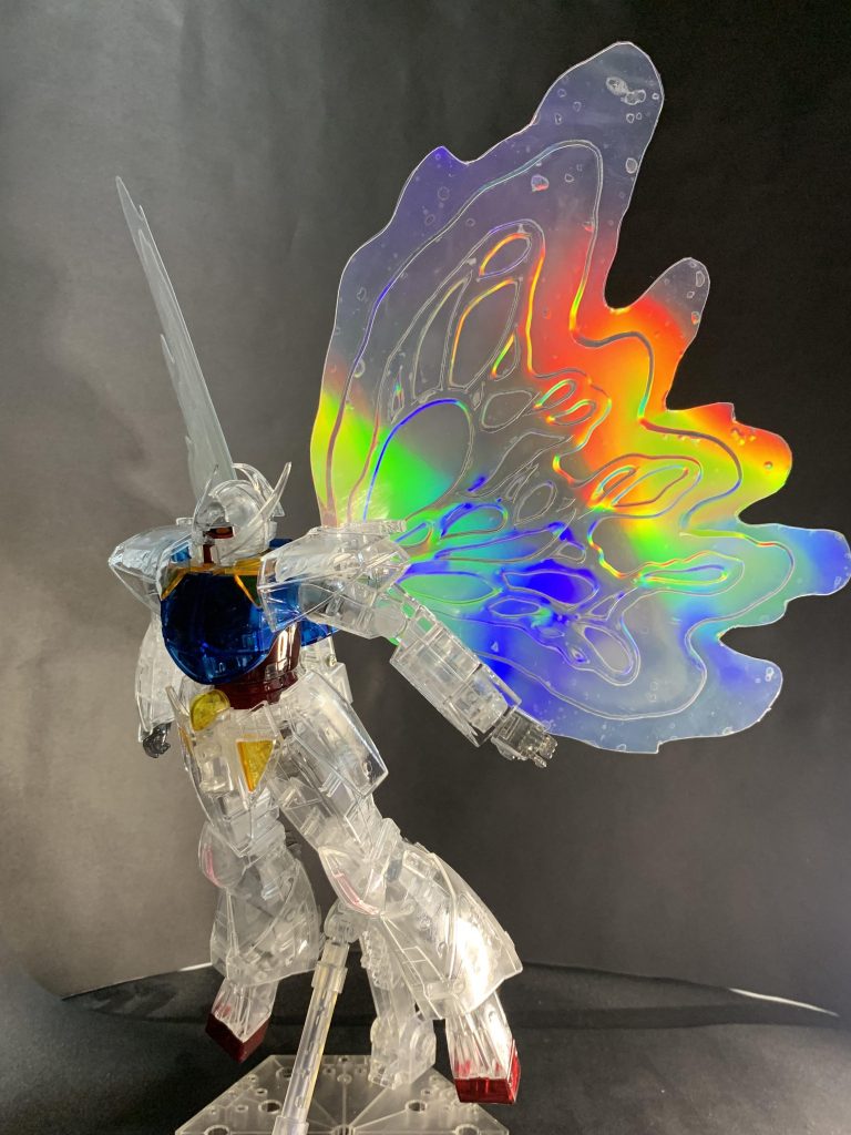 通常光成形色はもう少し淡い赤、青、黄色だったので、その辺は濃くしています。白に相当するパーツは透明パーツだったので、表裏にクリアを吹いて透明度を高めています。月光蝶エフェクトは自作です。