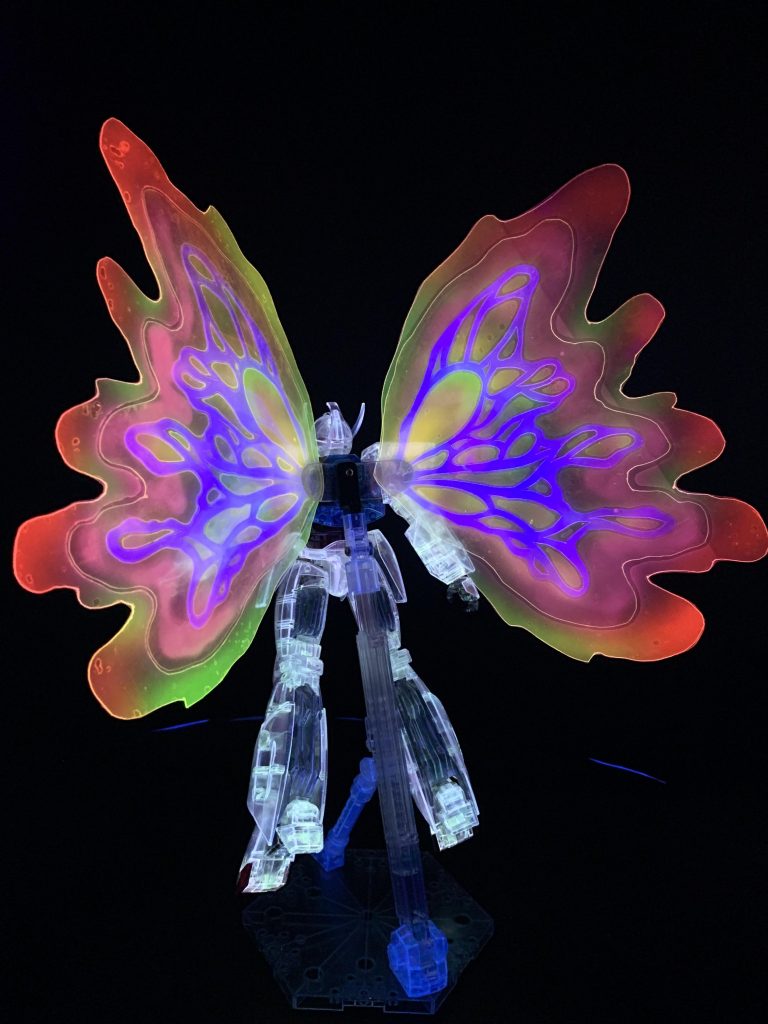 ターンエーのキットとしては旧キットに位置しておりフレームが存在しないので、その辺の処理が難しいキットでした。