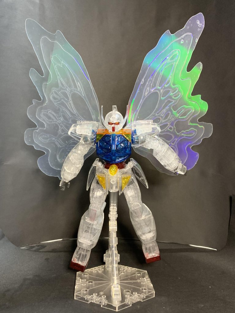 顔の赤いパーツ、足のスラスターベーンはグレーで、そのまま組むとそれらの色が表層まで透けて出てきて印象が悪かったので、透けさせたくない部位はシルバーで塗ったりしています。