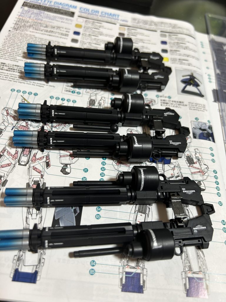 武装は内部フレームとは違うメタリックでは無い色で塗装。ガトリングの先端は焼けた色を表現するためにグラデーション塗装。