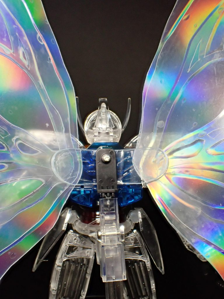 月光蝶エフェクト自体は透明両面テープで貼ってますが、さっき飾ってる作品を見たら片方だけ落ちてました。エポキシ接着剤か何かで貼り直しだな〜。