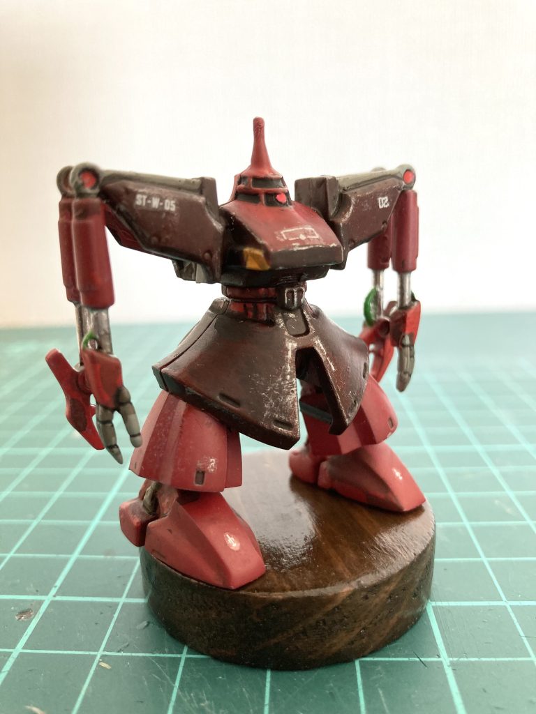 マニピュレーターに生えている動力パイプが、元キットではシリンダーと繋がっていて動力パイプに見えないので、ピンバイスで穴を開けて隙間を作りました。