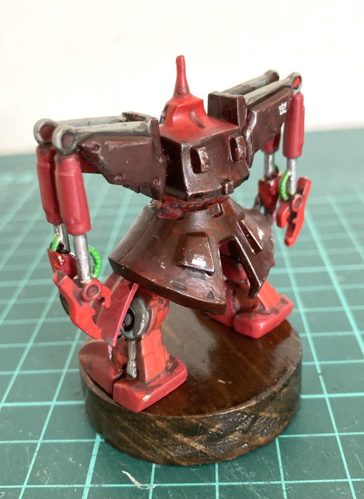 作業用モビル・ワーカーなので、油汚れが多いかなと思い、雑　ダークブラウンのエナメル塗料で雑にスミ入れしています。アップで見ると汚いですね、すいません。