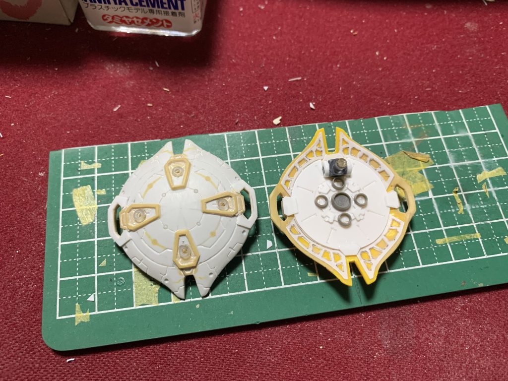 シールドに限らず、全体的なデザインはRE/100版を参考にしています。