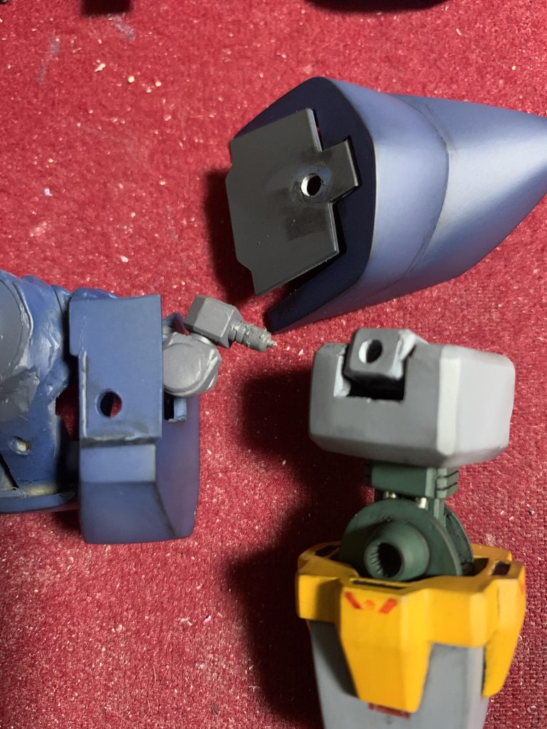 腕は直接フレームに組まず、ボディに組む感じです。RGの肩フレームパーツを参考に自作のジョイントパーツを入れているので、結構可動域は広め。