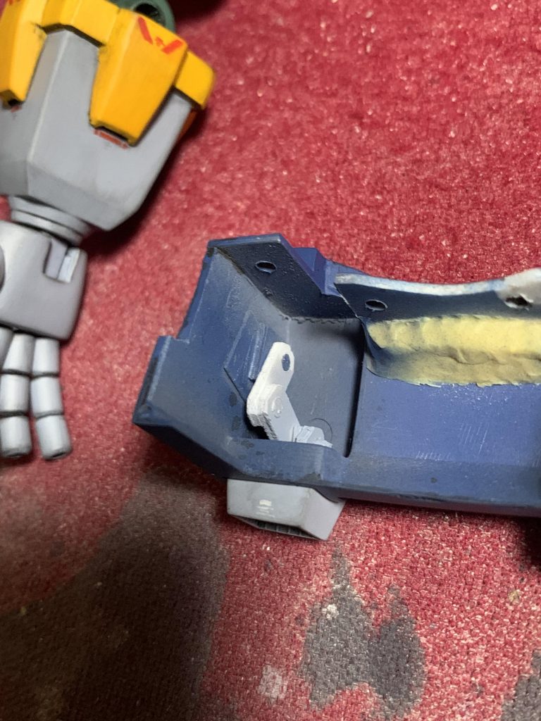 胸スラスターは可動を仕込んでいるようです。すっかり忘れていましたが、こちらもRGを参考にしています。