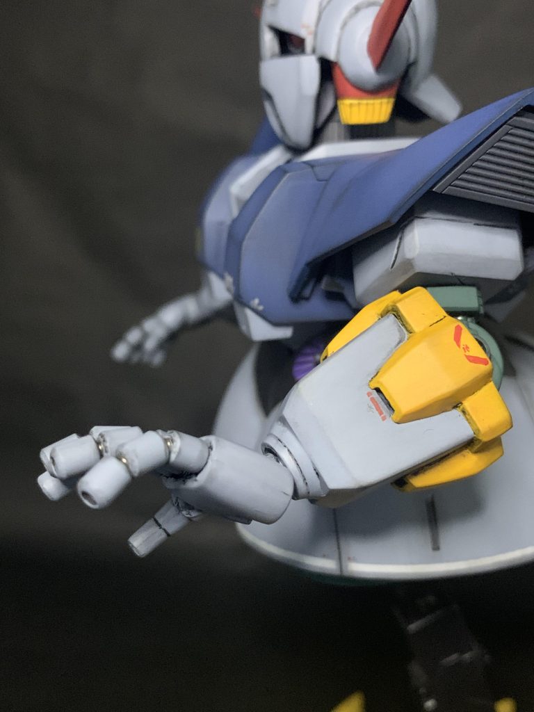 指と手首が可動します。