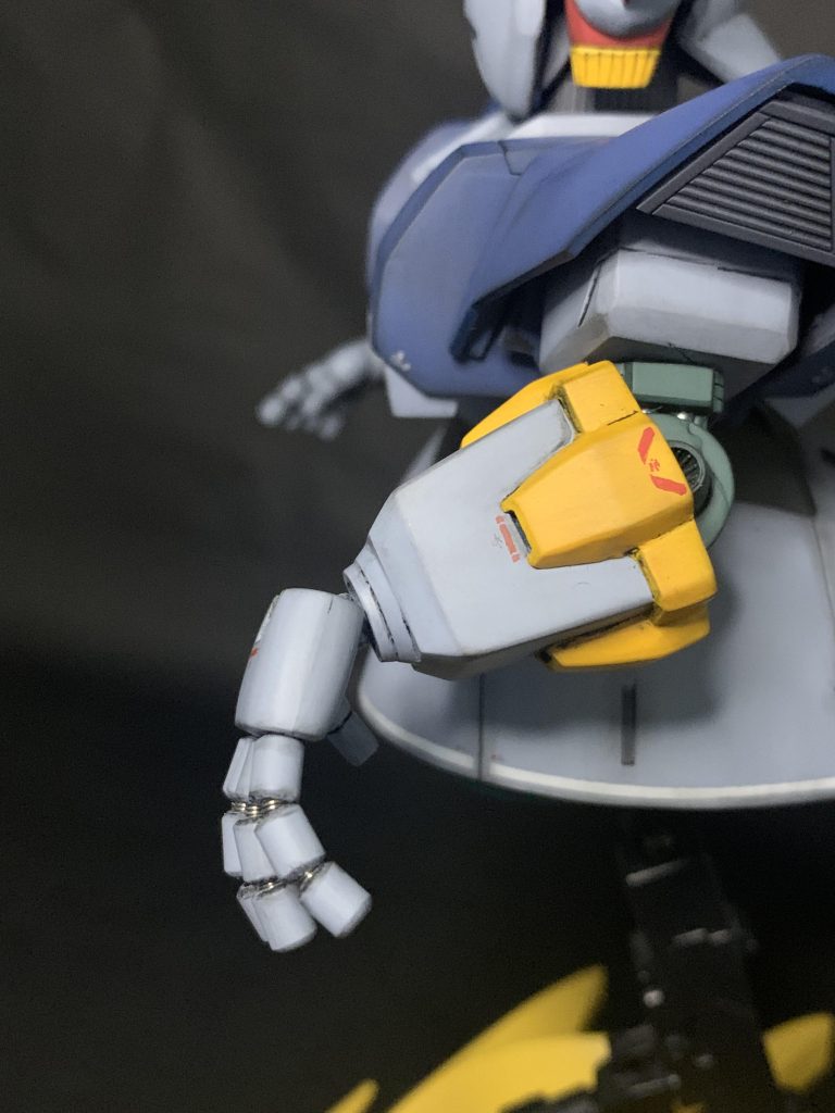 ポリパーツで手首可動、指は針金とスプリングで可動です。