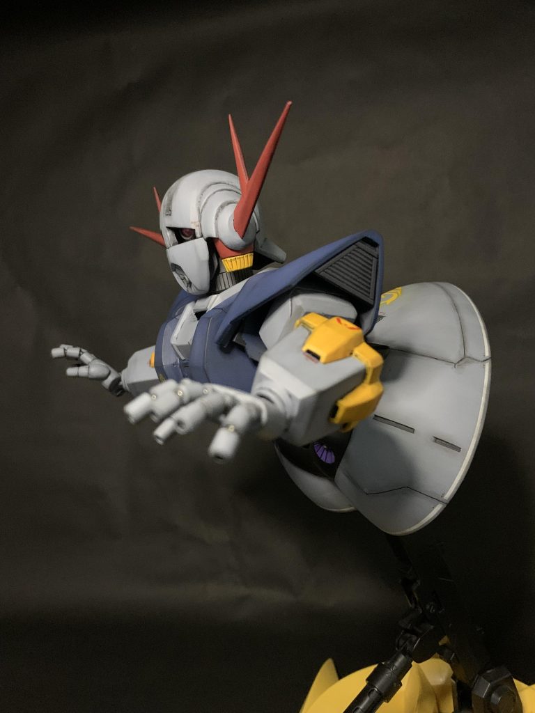 腰に仰け反りギミックがあるので飛びポージングがいい感じに決まります。