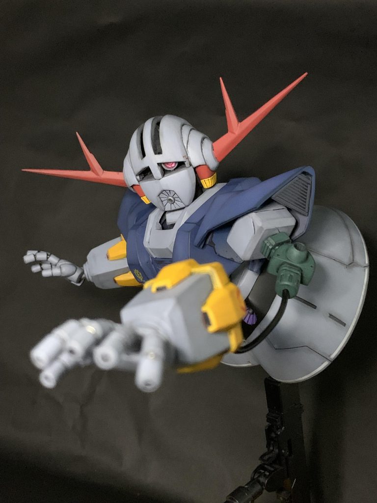 頭部はフルスクラッチ、胴体は旧キット1/144がベースで、RGのような仰け反りギミック搭載です。