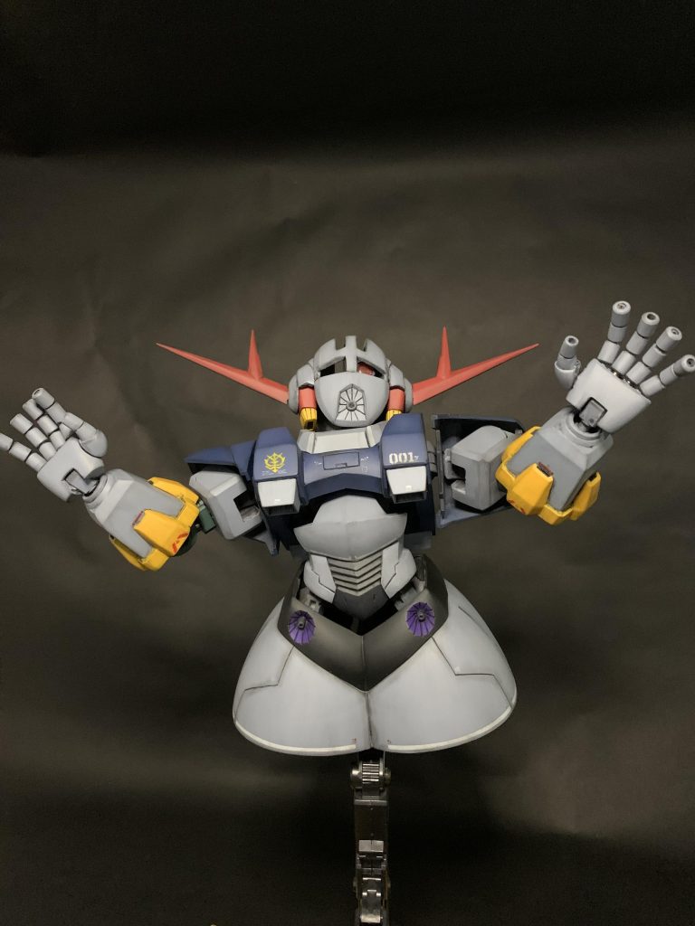 仰け反り状態の腹はこんな感じ。胸と腰の2点が動く構造です。こちらも、RGを参考にしています。