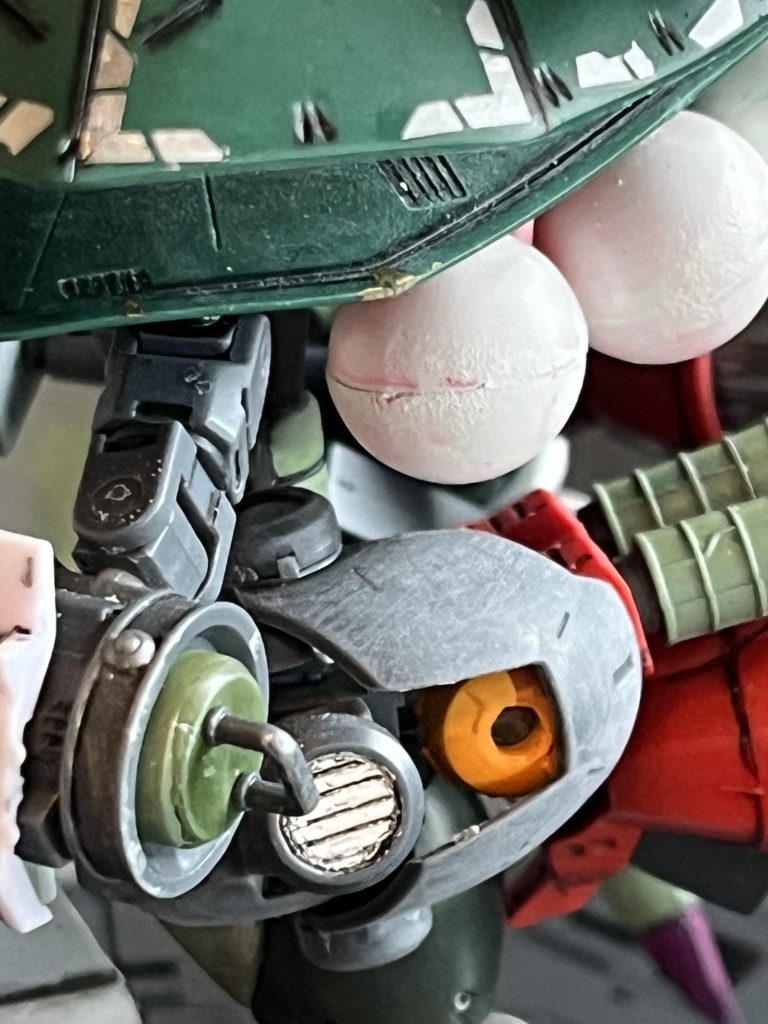 足の装甲の部分の隙間を直していきたいと思います。