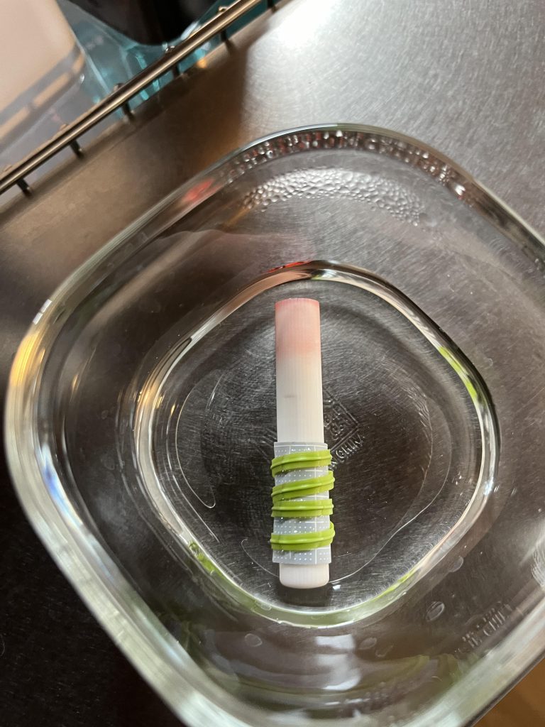 初めての試みです。お湯で0.3ミリのプラ板を曲げて、、(プラ板を一度お湯につけて柔らかくした後にハンコにプラ板を巻き付けてワイヤー入りビニール紐で固定し再度曲げにいきました。ただお湯につけただけだとプラ板の曲がり方が不十分だったので素人なりに考えました)