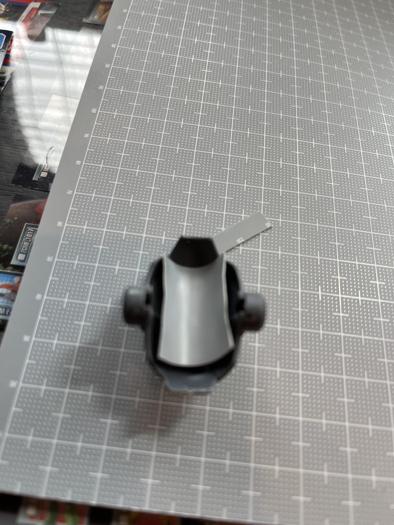 以下の方法で丸いパーツに合わせてプラ板を丸めます。