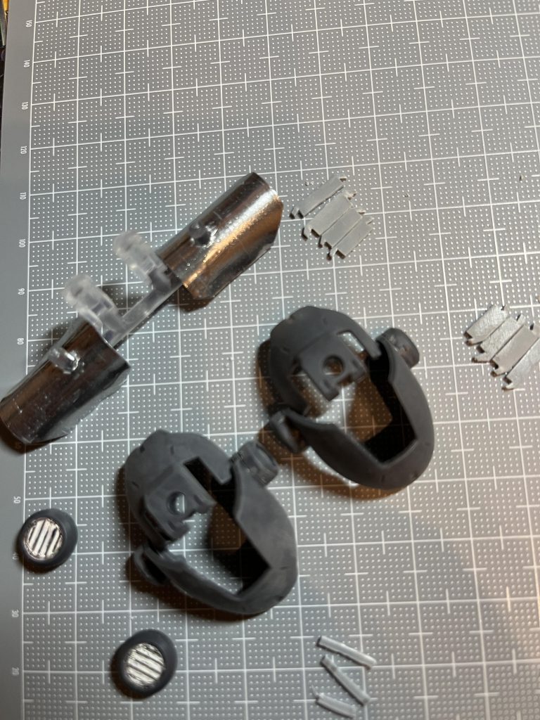 曲げたプラ板にガンダムマーカーのシルバーでぬりぬりし、ディテールパーツを作成しました。塗装が乾くのが待ち遠しい。サンダーボルトの単行本を読んで待ちましょー