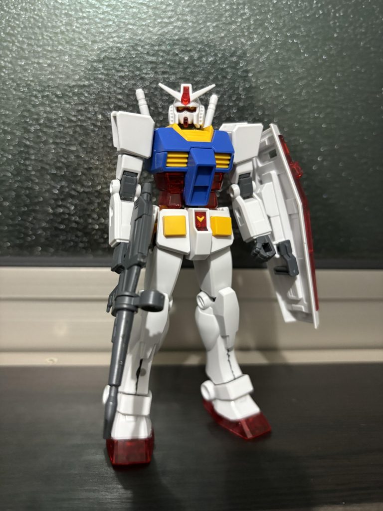 仮組み。合わせ目も少ないしブロックごとに組めるのですごくいいキットだと思います。V字とツインアイが色分けされているのが驚きです。HGUC021のガンダムと似ててゴツさがあっていいですね!ただ、ストライクもですが、関節は前後で挟み込み?なので分解するときに苦労するのが難点ですね。