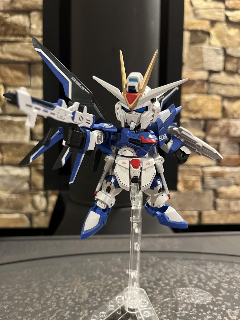 ライフルを構えてポージング!今回SDガンダムの全塗装をして思ったのは、とにかくマスキング地獄と言うことがよくわかりました😅