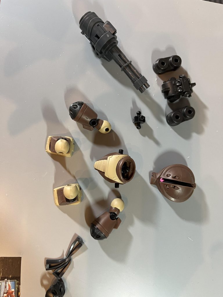 まず、サンダーボルトを読んでテンションを上げます。次に積んであるガシャポンのアッガイのことを思い出します。そしてガトリングが余っているのも思い出します。