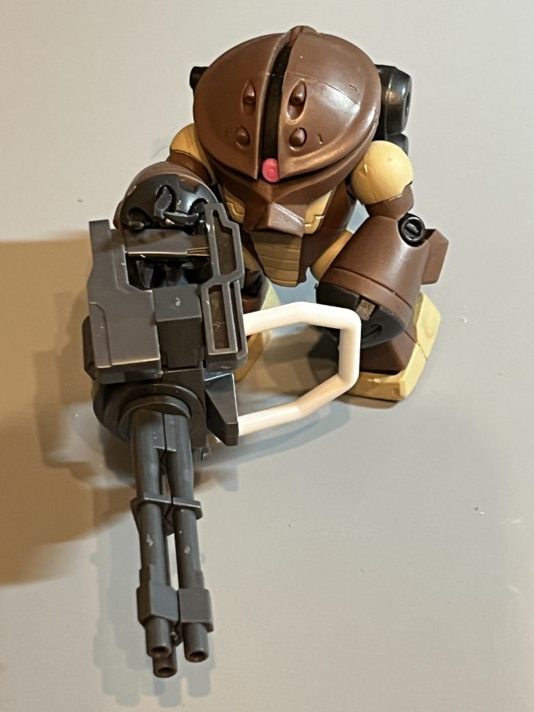 イメージで組んでみました。サブアームはガシャポンのあまりとコトブキヤのパーツです。ガトリングにランナーを加工して持ち手をつけました。