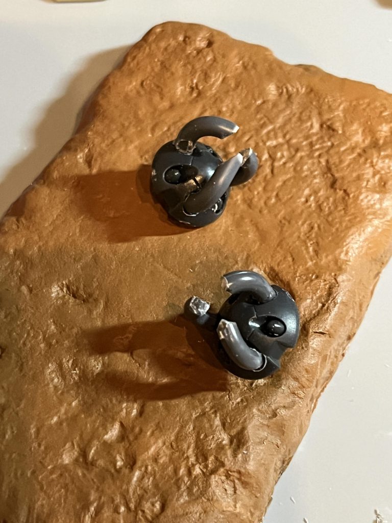 2.8ミリピンバイスで開けた穴にランナー加工して挿して指にしました。土台をDAISOで購入。