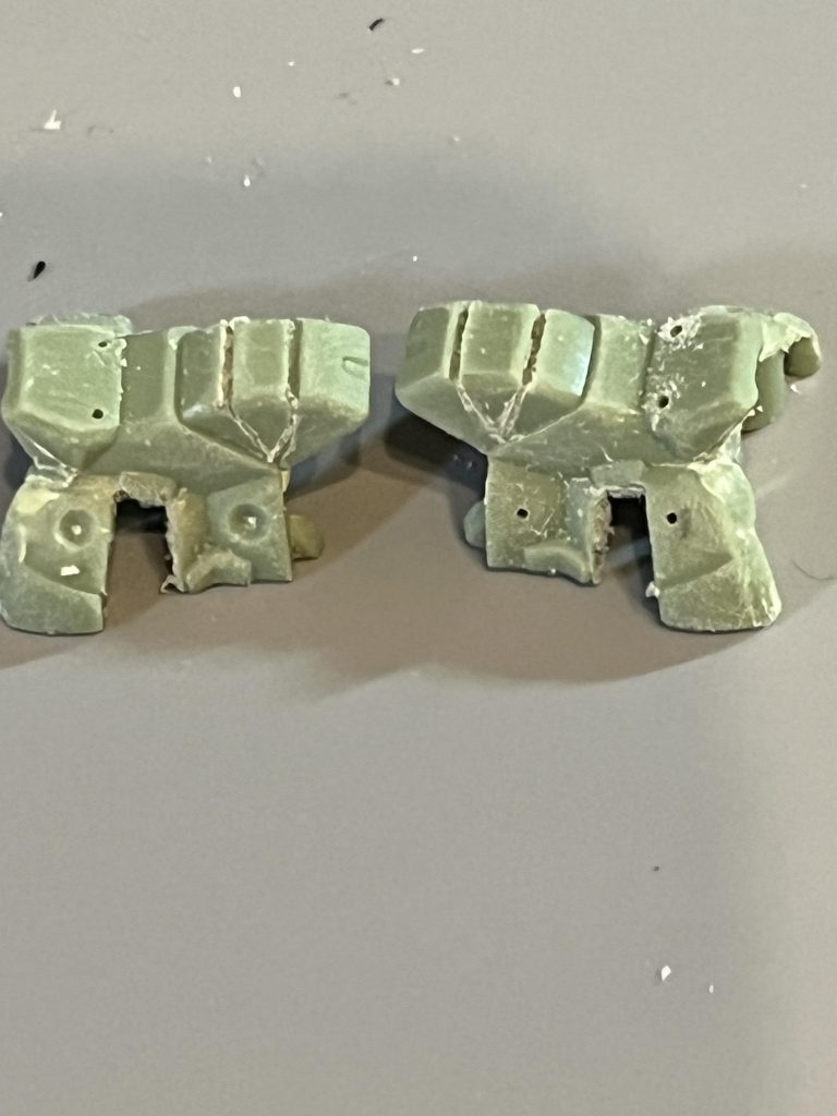 ザク2の脚に筋彫りを追加。0.5ミリピンバイスで仮穴をあけたあとに、2.8ミリでディテールを追加。オマケにノコギリで穴を開けてやる。(初めて買った道具を試したくて仕方ない)