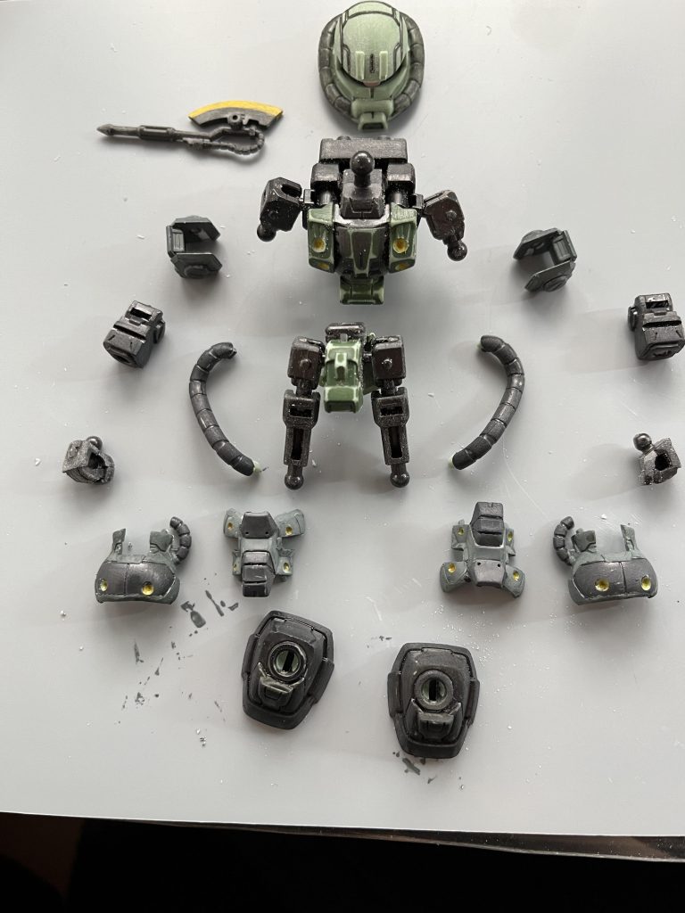 妖怪パーツ隠しは出なかった。よかった。過去にガンダムのツノが完成間近になくなって絶望したトラウマがあります。