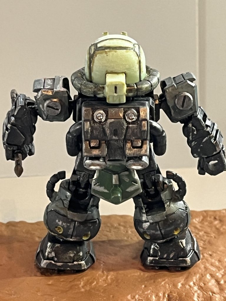 脚のガンダムマーカーの黄色の発色が良くない。何か技が必要なのか。ベースはジオングレーとファントムグレーの二色で塗装にシルバーでチッピングしています。頭のパイプは墨入れでそのまま塗りました。