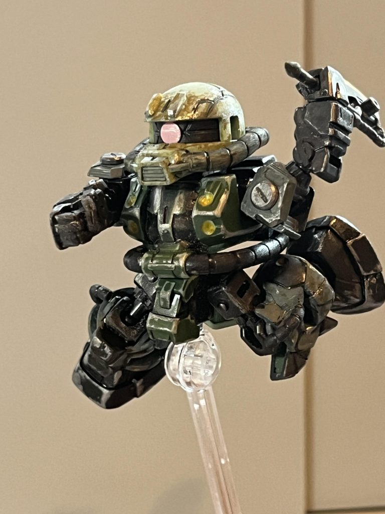 モビリティジョイント は可動範囲が売りだったと思うのですが装甲が干渉してそんなに動かせないのが残念です。付け替える手やエフェクトパーツもつけて欲しかった。ガシャポンと食玩を愛するものとして更なる進化に期待。