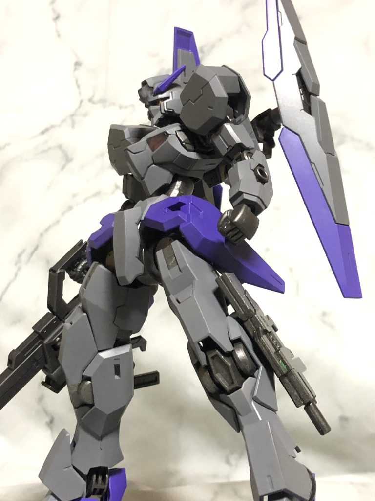 シールドは非装備時背中に装備する事でバインダーとして機能