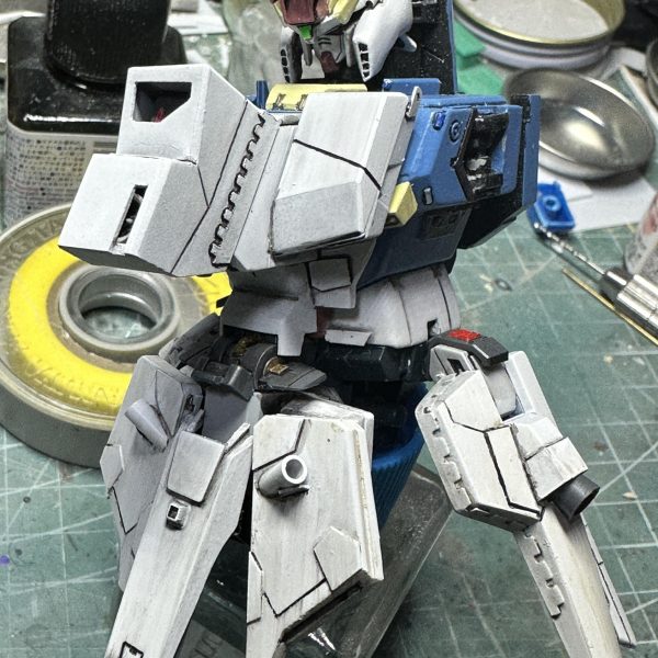 　旧キットFA-ZZ進捗。　胸部増加装甲の制作です。中央部分はSガンダムやディープストライカー並みの大型Ⅰフィールド発生器にしていきます。中空構造にして中にはそれっぽくメカを突っ込み、下部はシイタケモールドで冷却ユニット風に。左右のミサイルポッドはキットのパーツをそのまま使ってあります。もう元キットのパーツ、何％使ってるんだろう？ぐらいの生存率。腹部のコクピットハッチ周りも追加装甲。ほかの場所に比べて、一番重要な部分が薄そうなのは問題ですが…引き締まったウエスト。カッコイイは正義。（4枚目）