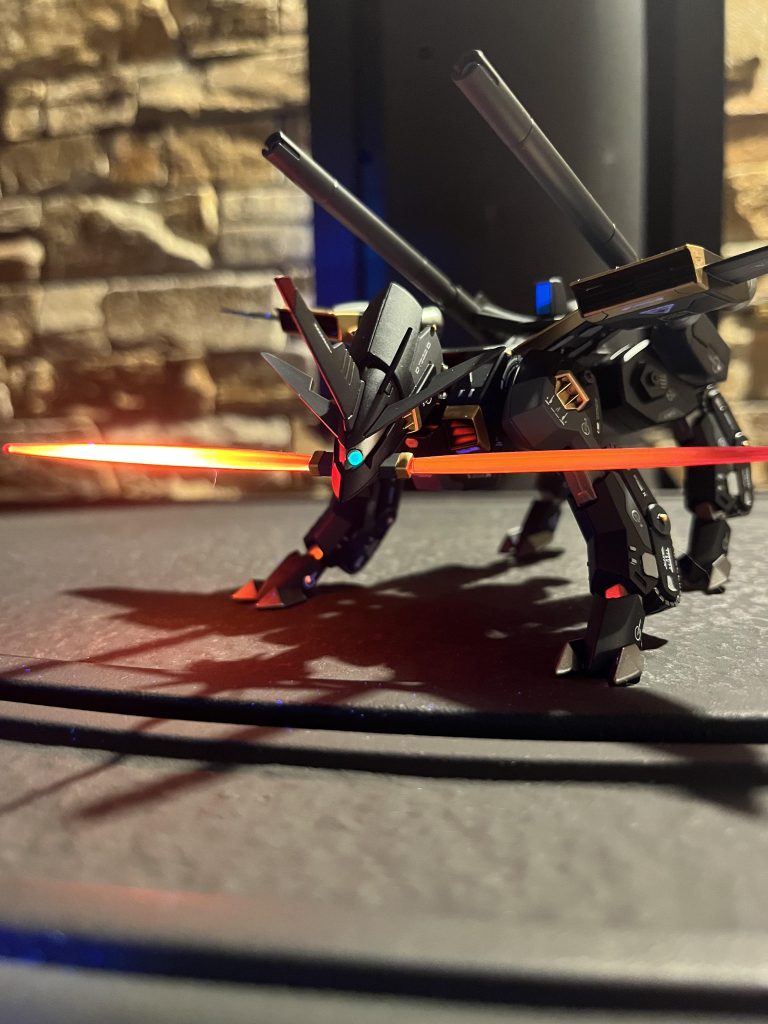 ビームサーベルを装備してポージング！今回もサーベルとモノアイに蛍光塗料を使用しているので、ブラックライトに当てると発光します(*'▽'*)