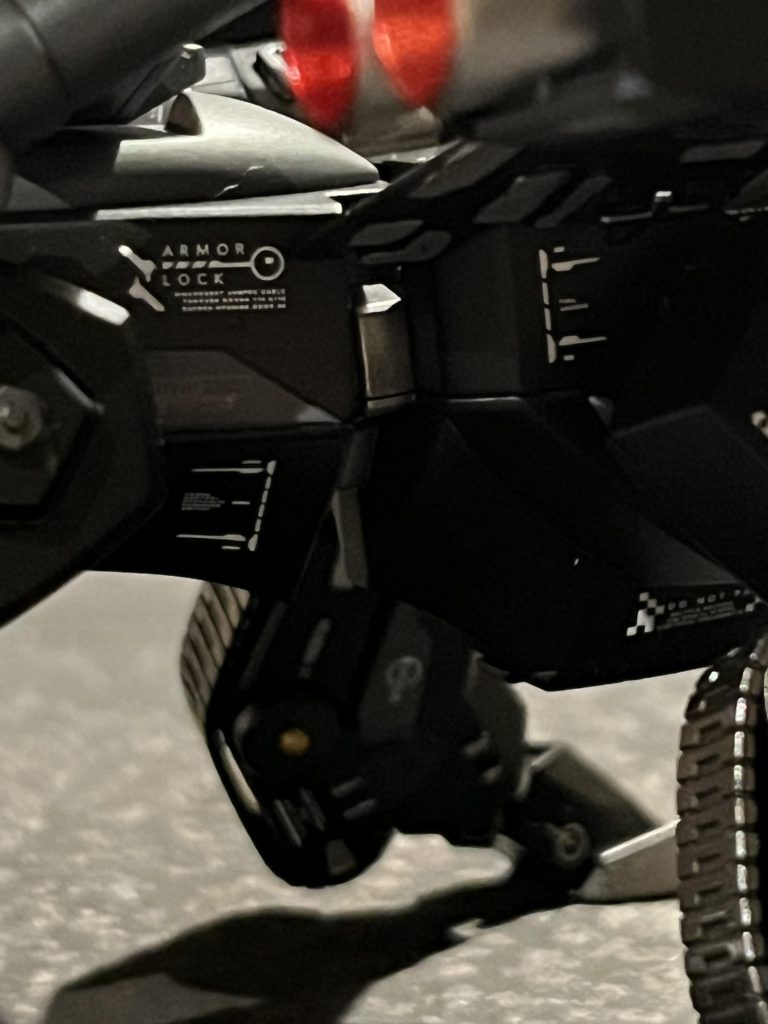 そして個人的なお気に入りポイント1でこの胴体の内部フレームの部分を関節などと同じフレームメタリックで色分けしたところが、かっこよくてお気に入りです(● ˃̶͈̀ロ˂̶͈́)੭ꠥ⁾⁾