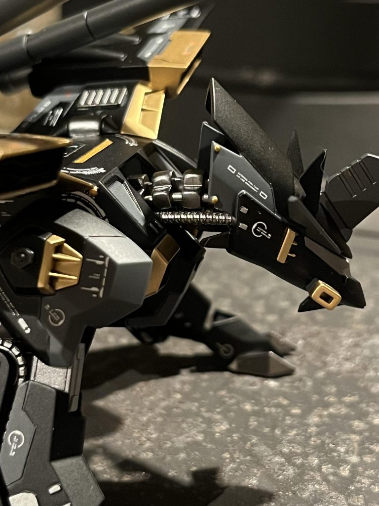 そして今回の1番のお気に入りポイントがこの首の関節部分です！中のリード戦とゴムのパーツは、シルバーで塗りフレーム部分はフレームメタリックで塗装した事によりとてもかっこよくなりました！