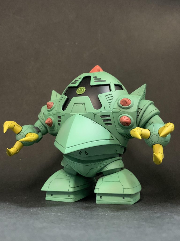 BB戦士ゾックの足裏にプラ板を貼って少し背を伸ばしております。ディテールはバトオペ2のゾックのデザインを参考に彫り彫り。モノアイはネオジム磁石でモノアイレールをサンドイッチしているのでけっこう動かせます。