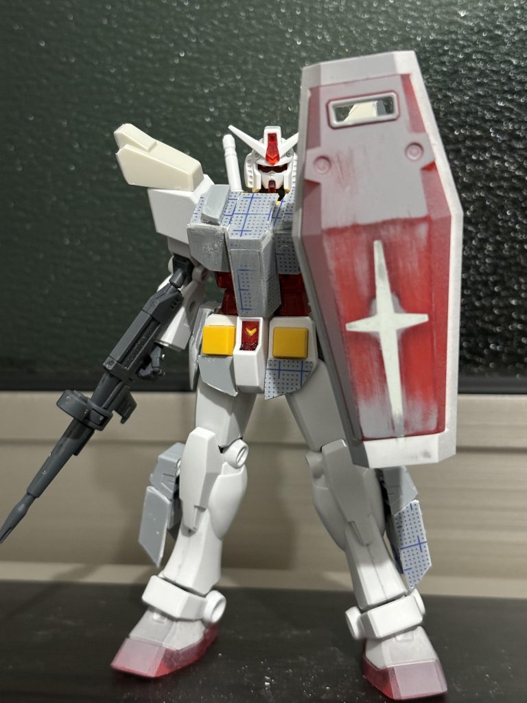 肩はセラヴィーの足の甲の部品を使用して追加装甲にしました。穴はプラ板で埋めてその上からダクトを追加しました。シールドは連邦マークの部分をパテ埋めしてみました。