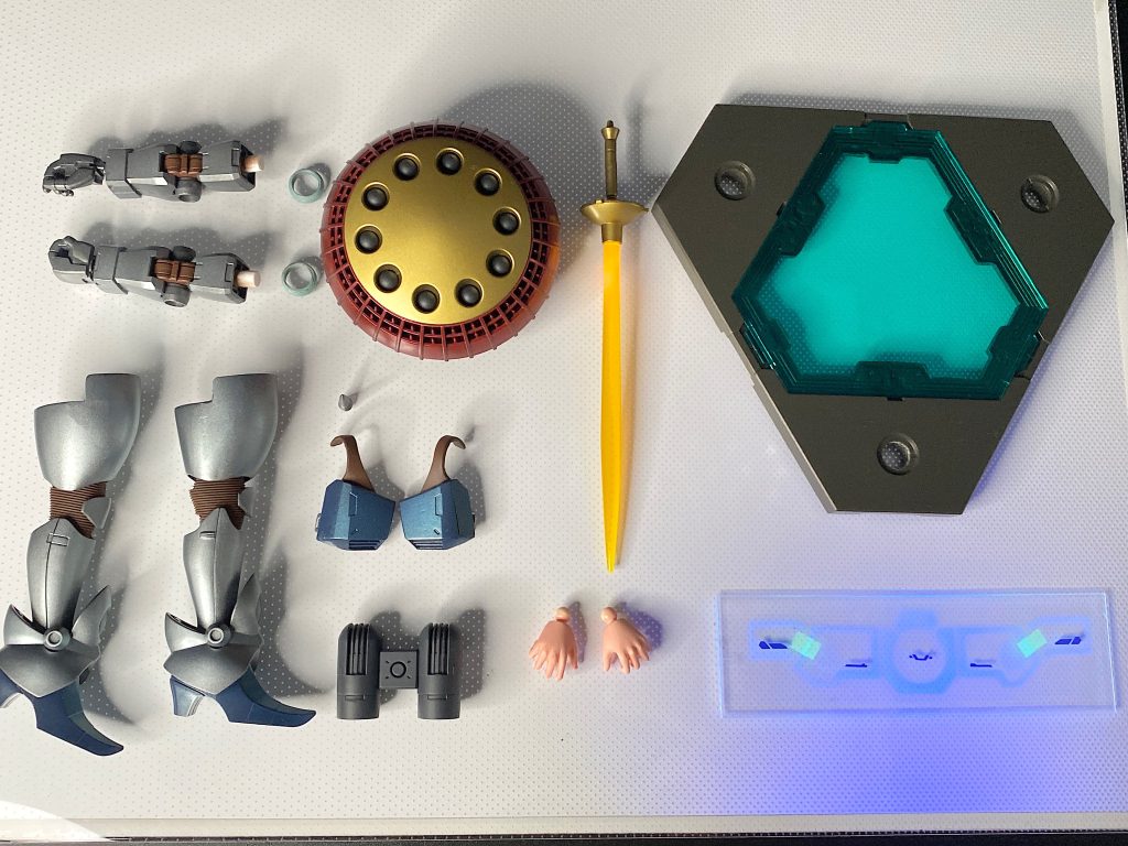 今回の小道具②です。腕と足は制服と差し替え、ツノ、胸部、バックパックは磁石固定です。サーベルの柄をミライトに置き換え。半握り手は平手の指を切ってパテと合わせて作成。別作品ですが、ビルドシリーズのダイバーギアを台座に使って雰囲気作り。下からライトを当てたかったので、クリアパーツの下のブロックを切り抜きました。透明プラ板をマスクして蛍光塗料を吹いてコンソールを作成。ぼかす前提で寸法も計らず目分量のやっつけ作成です😅以上、長文にお付き合い頂いた皆様、ありがとうございました。可動化するか迂闊にアンケートしてしまった事で反対票を入れていただいた方に申し訳なく、納得してもらえる作品になるよう頑張りました。実はまぶたは試行錯誤で7枚作ってます💦私が筆塗りするよりは間違いなく可愛くなったと思っていますが…満足していただけていれば幸いです。