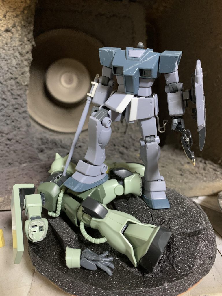 いい画像を発掘しました。腰アーマーの改造やら地面を作ってポージングの確認をやってるところですね〜。腰の簡易ホルスターも見やすくてよいですね〜。