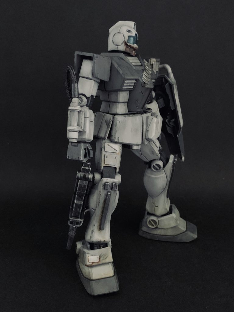 ベースキットはプレバンのホワイトディンゴ隊ジムです。右腕のサーベルは、手に持つ動作を省けるので効率がいいだろうという事でこういう形になりました。ふくらはぎの銃は、ステンレス棒を曲げた簡易ホルスターで固定。