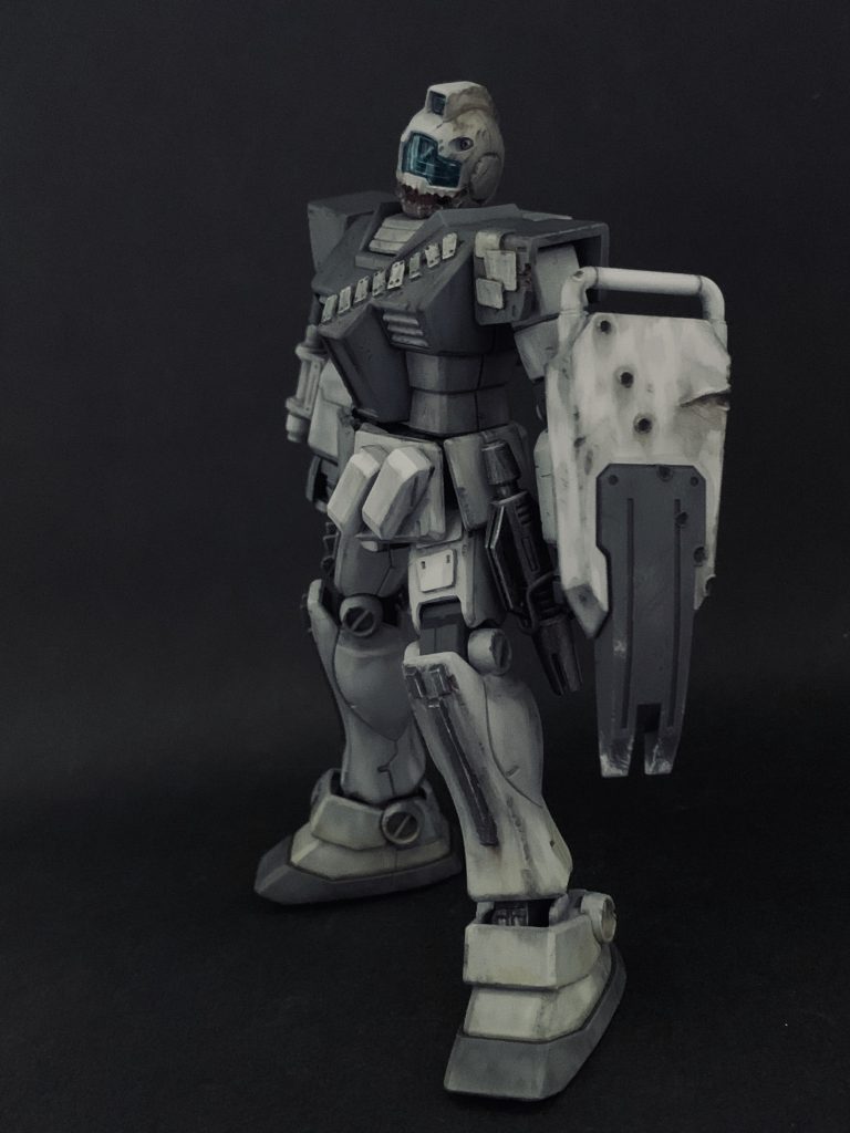 シールドは線香で弾痕をつけたりデザインナイフで削ったり金属ヤスリでガリガリしたり。キズ入れ作業は弾がこういう風に飛んできたからこうなったとか、ヒートホークがかすったので胸に大きなキズが出来た、とか考えながらの作業なのでやってて楽しかったね〜。