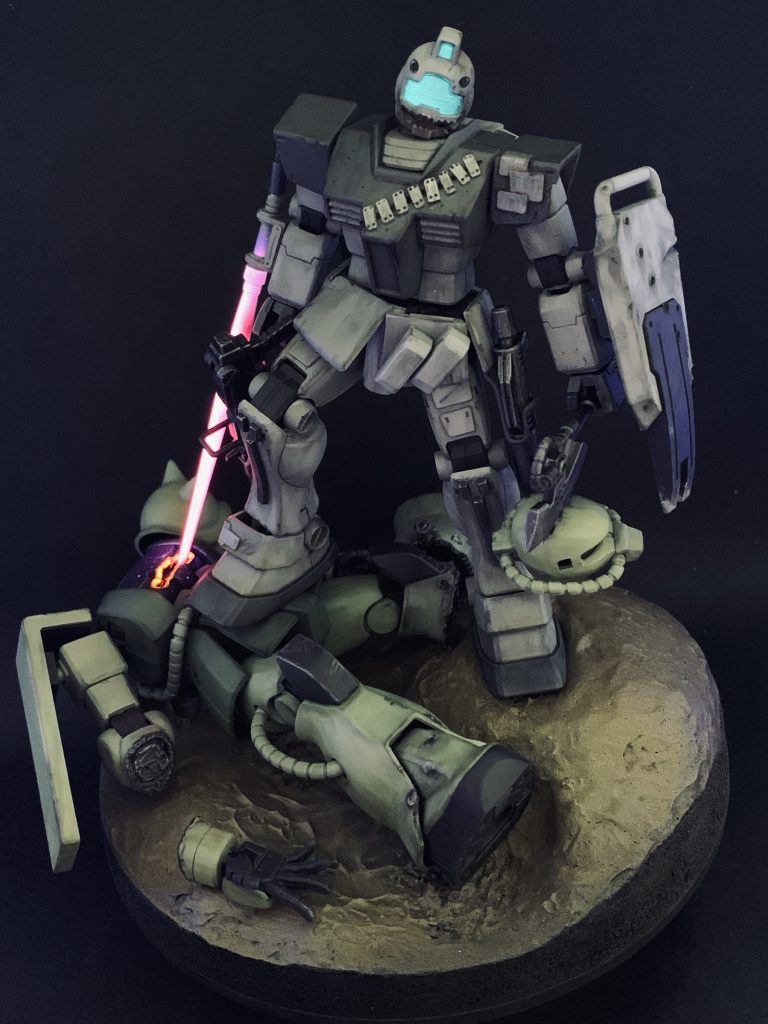 ブラックライト照射でバイザーとサーベルと熱焼け部分が発光します。