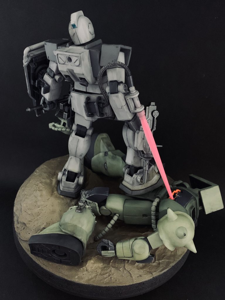 後ろ側はこんな感じ全体的にもうちょい汚してもよかったかな〜と思うので(特にザク)いずれ追加塗り予定です。